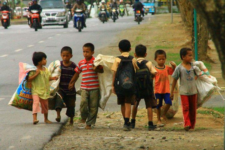 MASIH BANYAK ANAK YANG BELUM BISA BERSEKOLAH? KENAPA?
